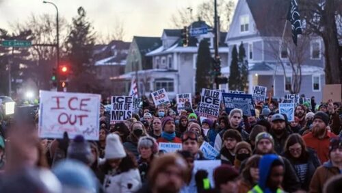 Demonstration in Minneapolis im US-Bundesstaat Minnesota gegen die Einwanderungs- und Zollbehörde ICE, nachdem ein ICE-Beamter die 37-jährige Renée Good erschossen hatte (7. Januar 2026).