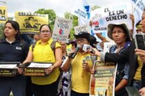 Ruth López (2.v.l.) bei einer Protestdemonstration gegen den Bergbau und die damit einhergehende Verschmutzung der Wasserreserven El Salvadors.