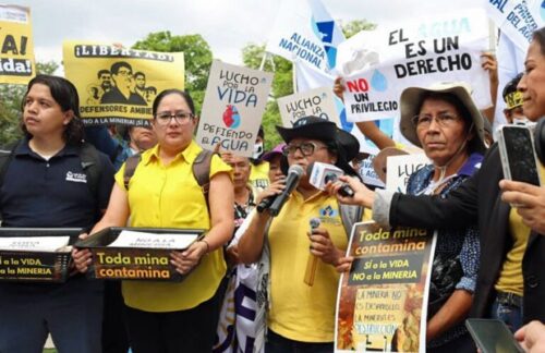 Ruth López (2.v.l.) bei einer Protestdemonstration gegen den Bergbau und die damit einhergehende Verschmutzung der Wasserreserven El Salvadors.