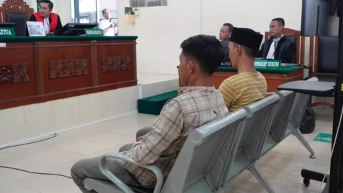 Die Fischer Taufik (links) und Ilham Mahmudi vor Gericht im Regierungsbezirk Langkat in der indonesischen Provinz Nordsumatra am 15. Juli 2024