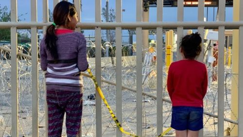Zwei Mädchen an der Grenze zwischen Mexiko und den USA im April 2019