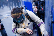 Istanbul, Türkei, 23. März 2025: Ein*e Polizist*in setzt gegen eine Demonstrierende Pfefferspray ein.